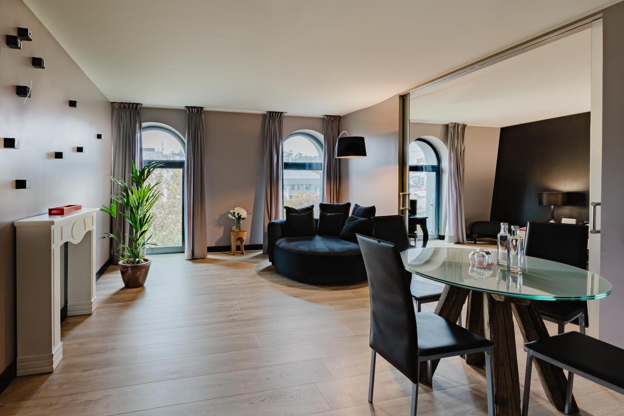 138 Liberdade Hotel Lisbon Bagian luar foto The interior of a suite at the hotel