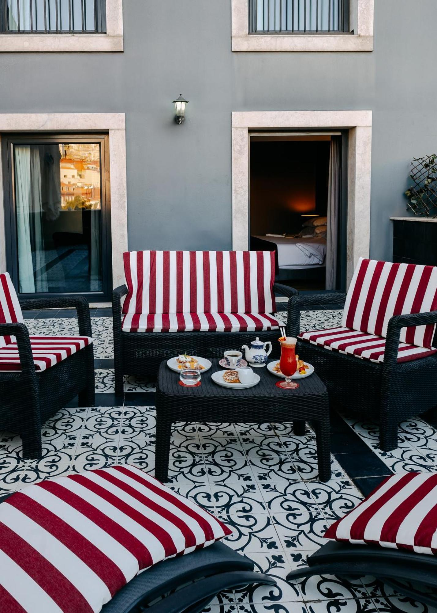138 Liberdade Hotel Lisbon Bagian luar foto A typical patio at the hotel