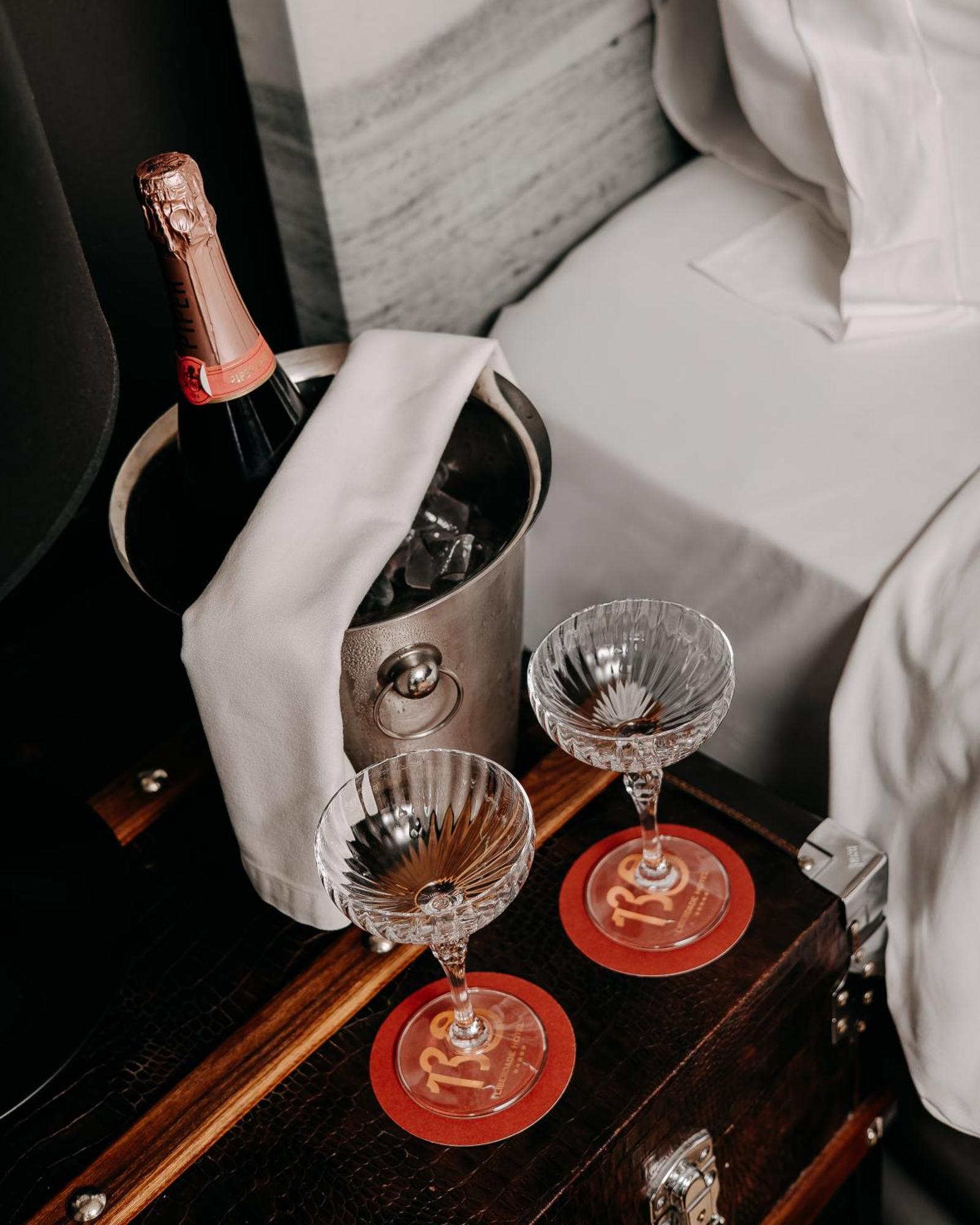 138 Liberdade Hotel Lisbon Bagian luar foto Champagne in a cooler