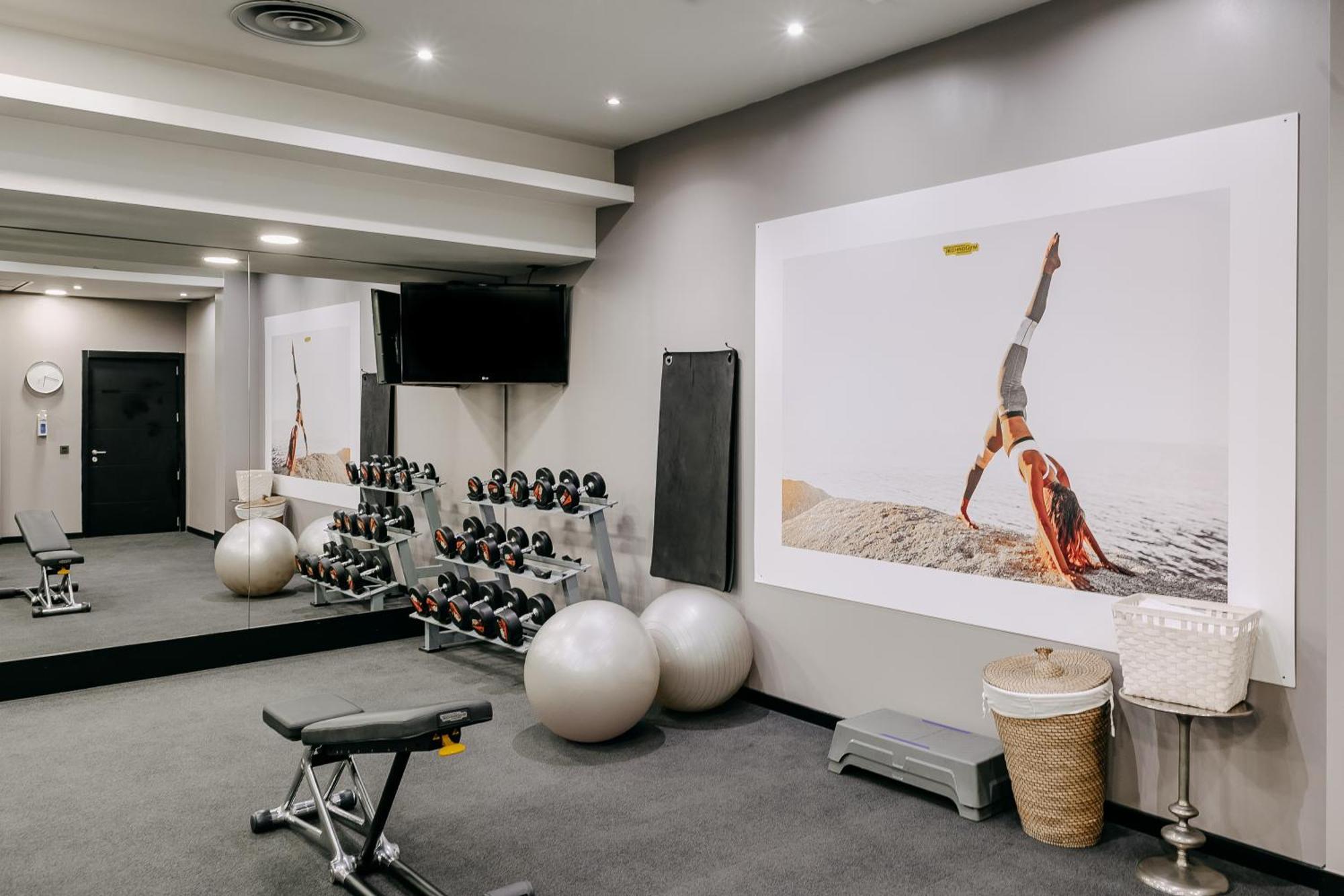 138 Liberdade Hotel Lisbon Bagian luar foto The gym at the hotel