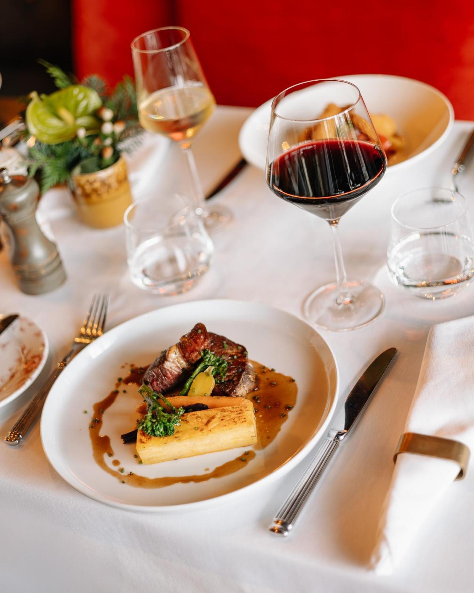138 Liberdade Hotel Lisbon Bagian luar foto A meal at the restaurant